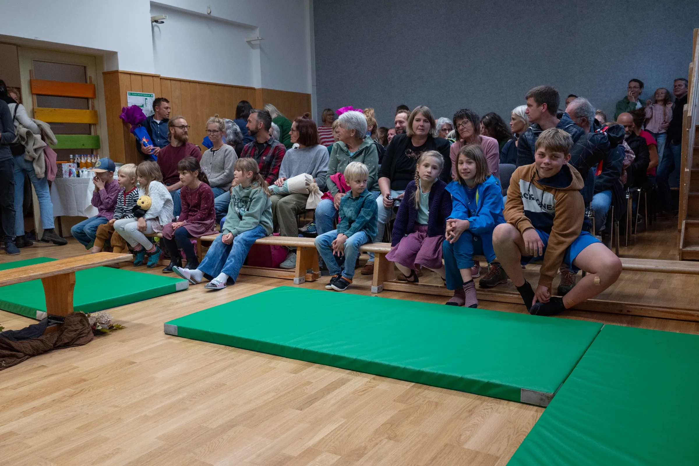Kinder und Erwachsene erleben gemeinsam eine Einschulungsfeier